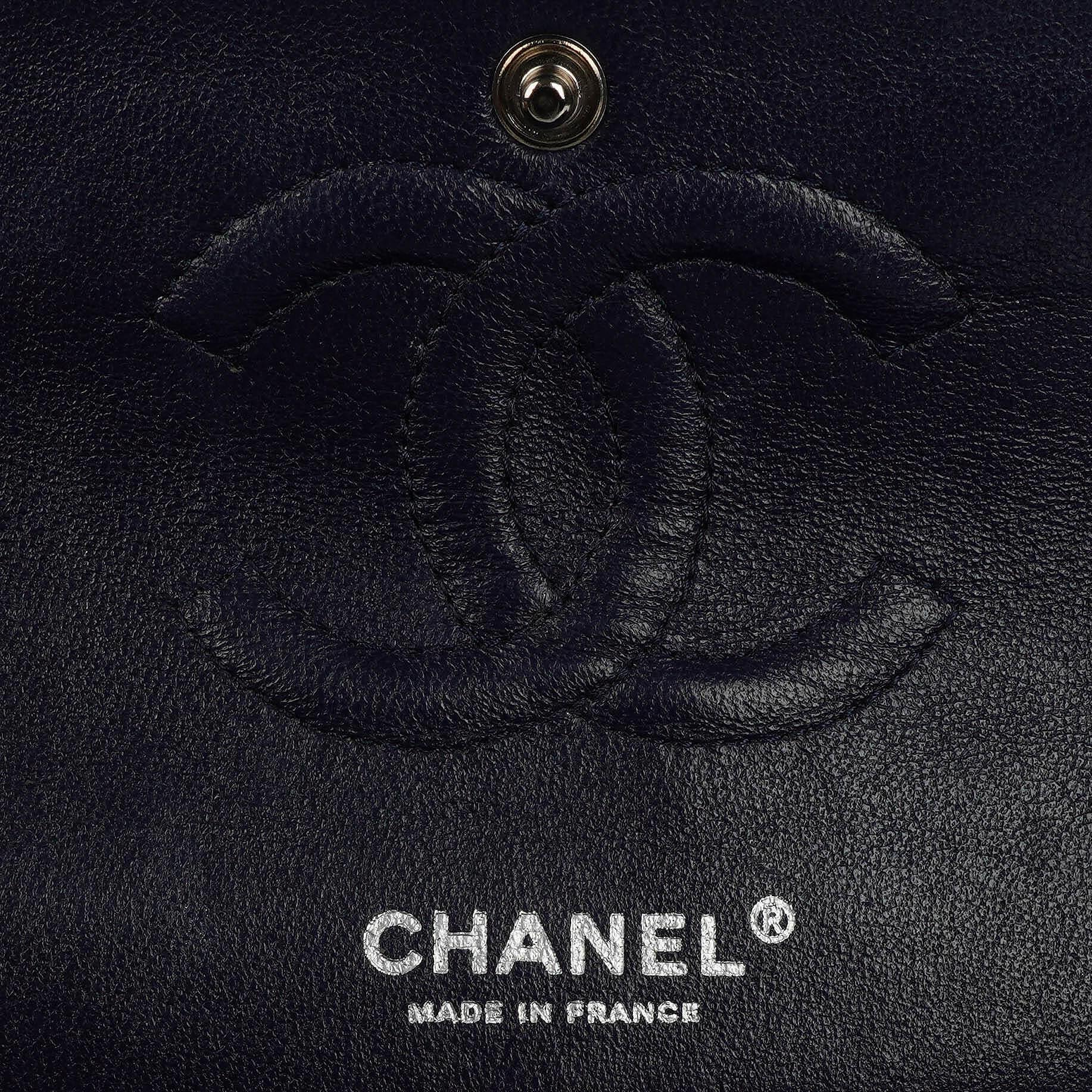 Chanel Klassische Medium Double Flap Tasche in Marineblau Gepolstertes Kaviarleder und Silberfarbene Beschläge