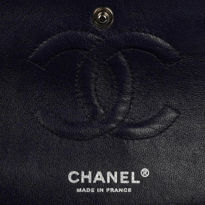 Chanel Klassische Medium Double Flap Tasche in Marineblau Gepolstertes Kaviarleder und Silberfarbene Beschläge