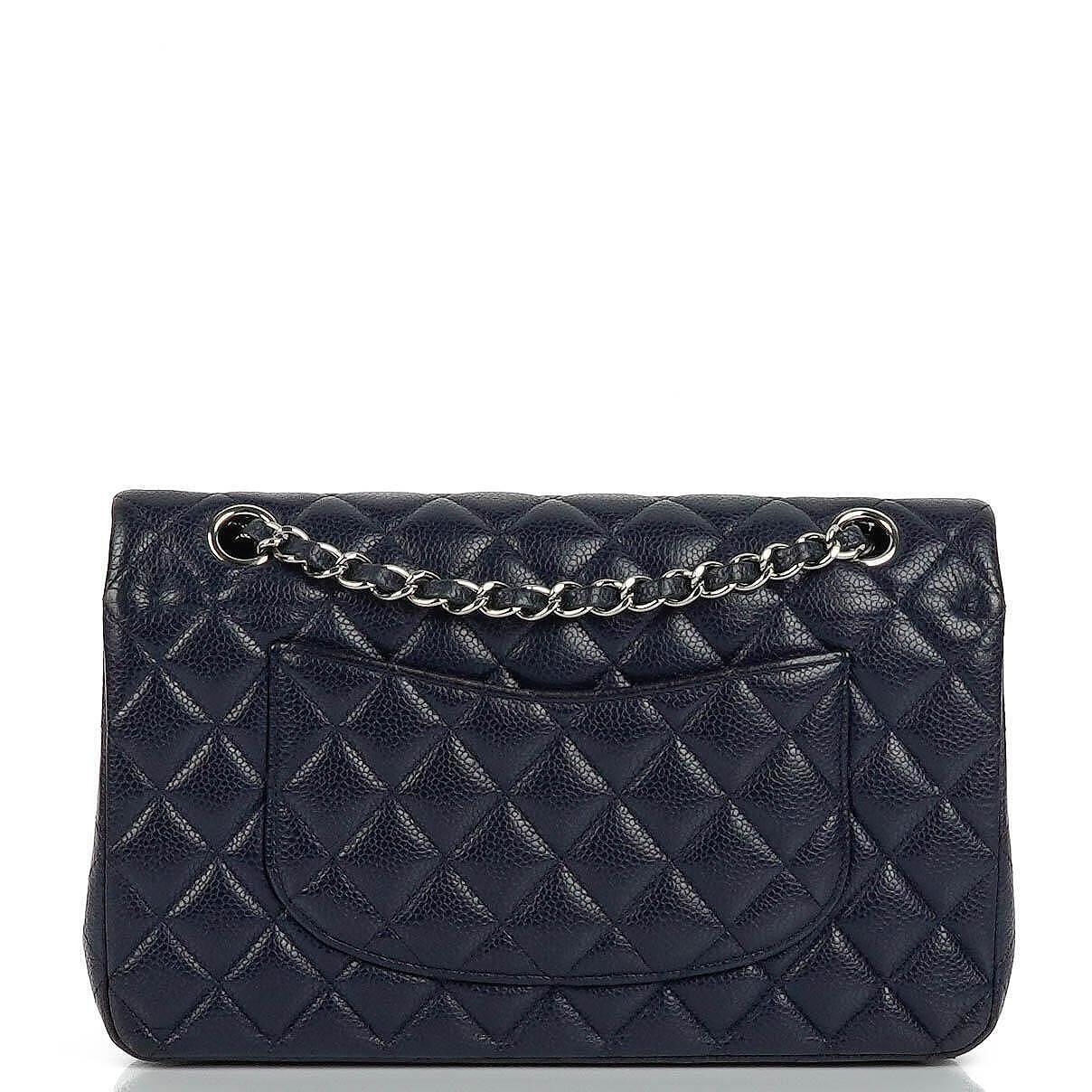 Chanel Klassische Medium Double Flap Tasche in Marineblau Gepolstertes Kaviarleder und Silberfarbene Beschläge