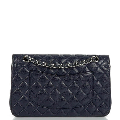 Chanel Klassische Medium Double Flap Tasche in Marineblau Gepolstertes Kaviarleder und Silberfarbene Beschläge