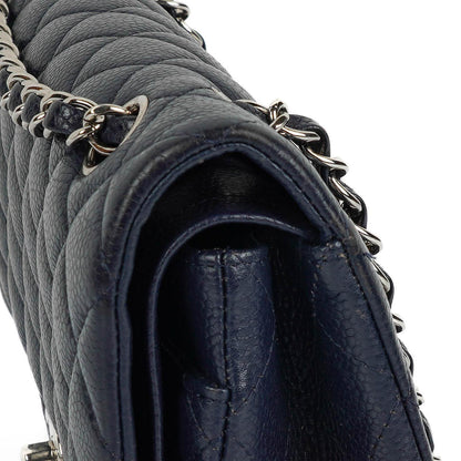 Chanel Klassische Medium Double Flap Tasche in Marineblau Gepolstertes Kaviarleder und Silberfarbene Beschläge