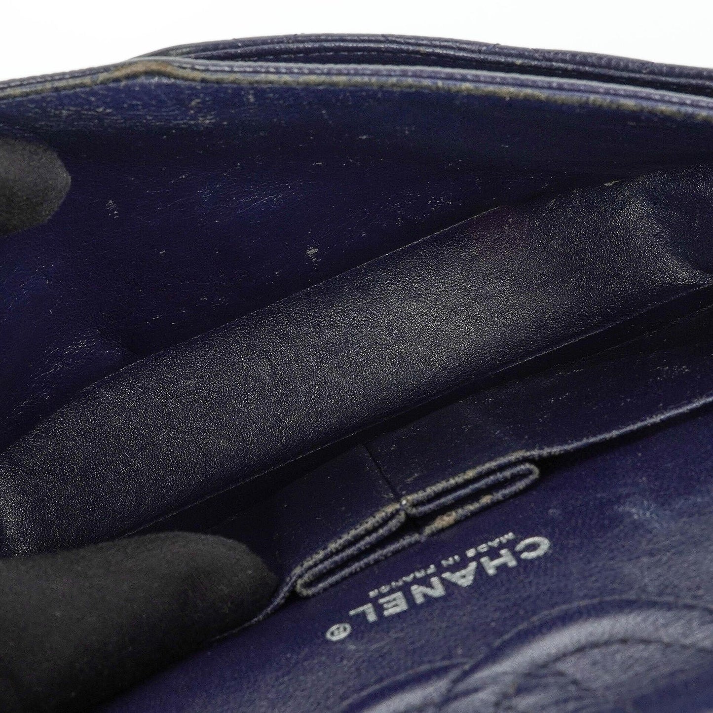 Chanel Klassische Medium Double Flap Tasche in Marineblau Gepolstertes Kaviarleder und Silberfarbene Beschläge