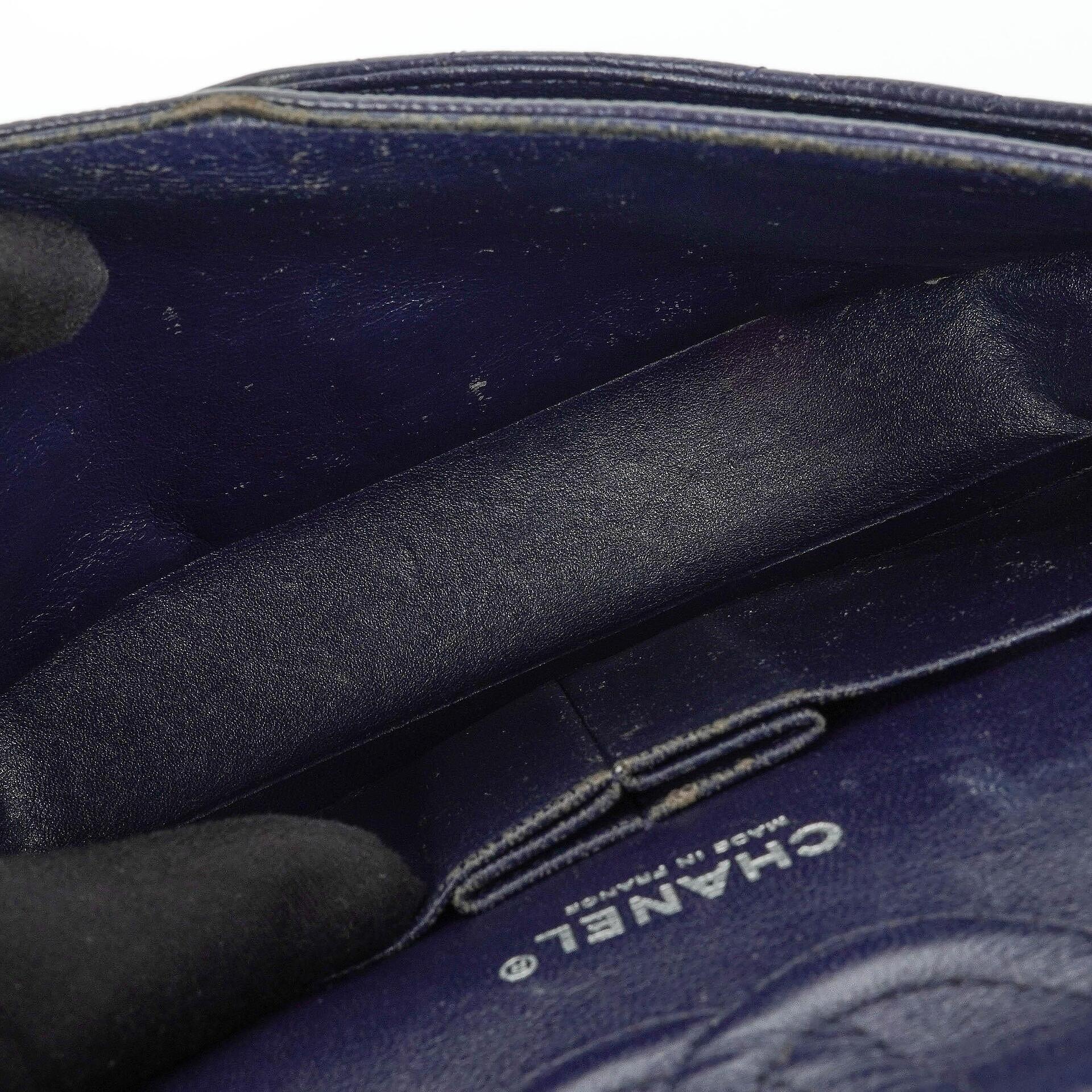 Chanel Klassische Medium Double Flap Tasche in Marineblau Gepolstertes Kaviarleder und Silberfarbene Beschläge