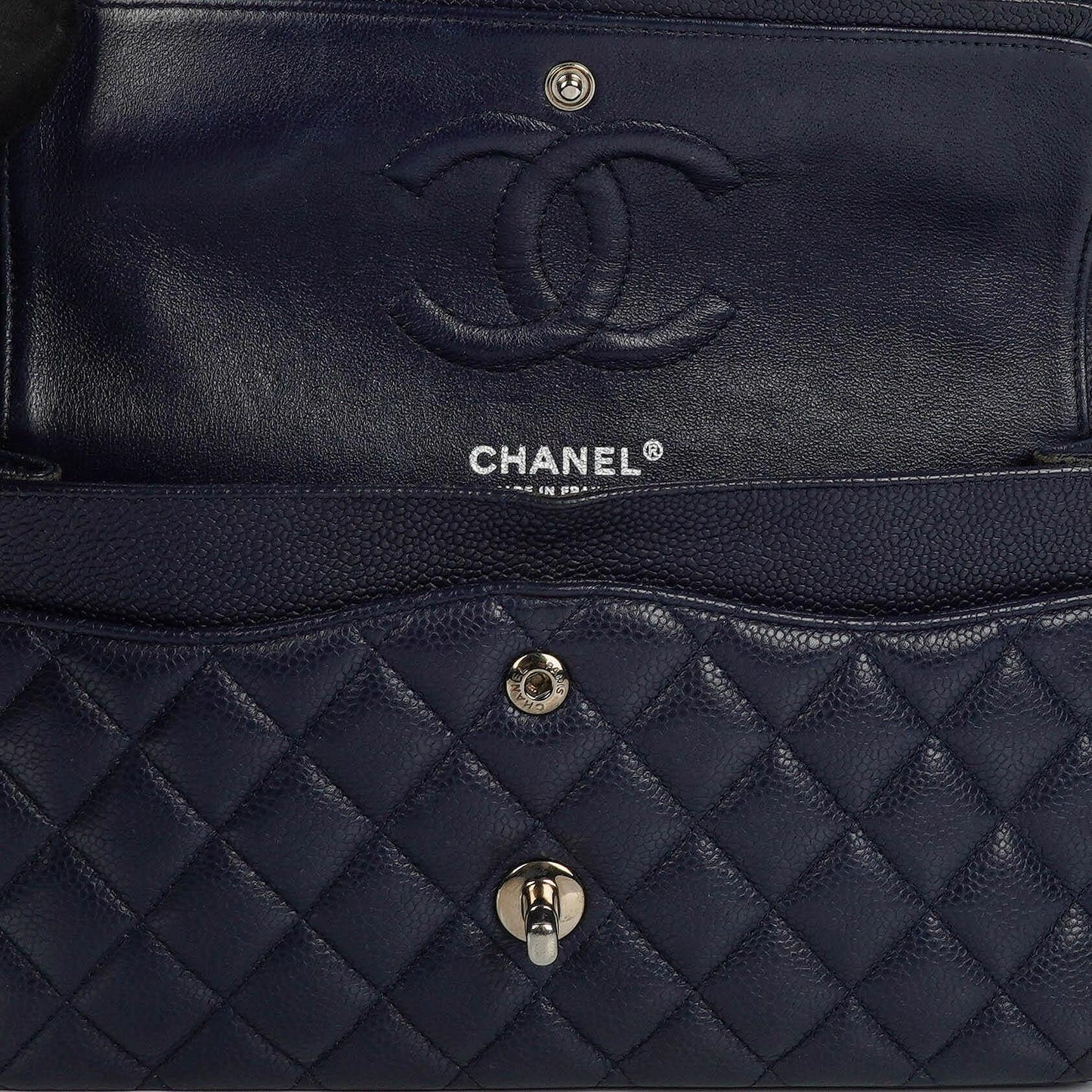 Chanel Klassische Medium Double Flap Tasche in Marineblau Gepolstertes Kaviarleder und Silberfarbene Beschläge