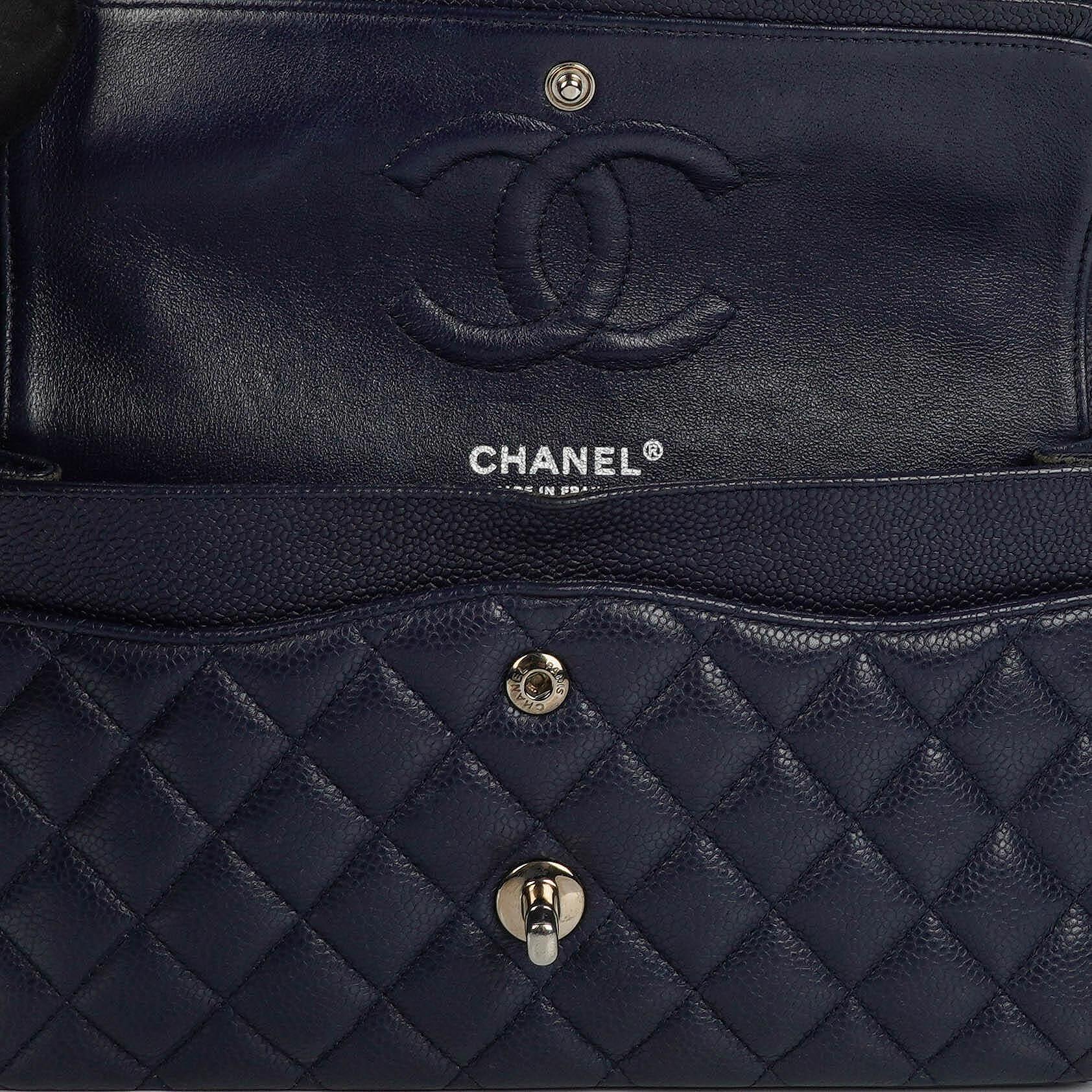 Chanel Klassische Medium Double Flap Tasche in Marineblau Gepolstertes Kaviarleder und Silberfarbene Beschläge