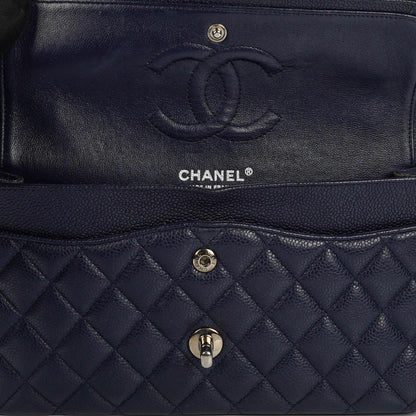 Chanel Klassische Medium Double Flap Tasche in Marineblau Gepolstertes Kaviarleder und Silberfarbene Beschläge