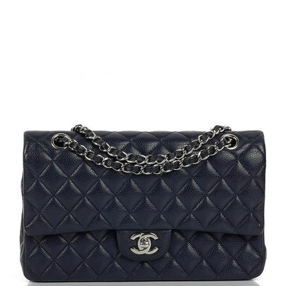 Chanel Klassische Medium Double Flap Tasche in Marineblau Gepolstertes Kaviarleder und Silberfarbene Beschläge