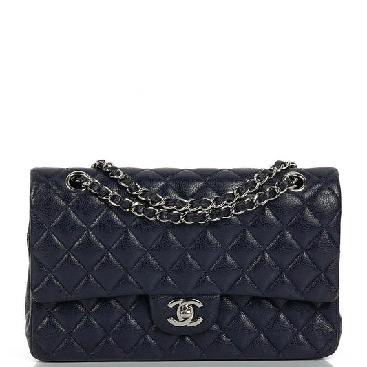 Chanel Klassische Medium Double Flap Tasche in Marineblau Gepolstertes Kaviarleder und Silberfarbene Beschläge