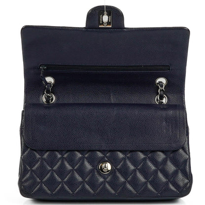 Chanel Klassische Medium Double Flap Tasche in Marineblau Gepolstertes Kaviarleder und Silberfarbene Beschläge