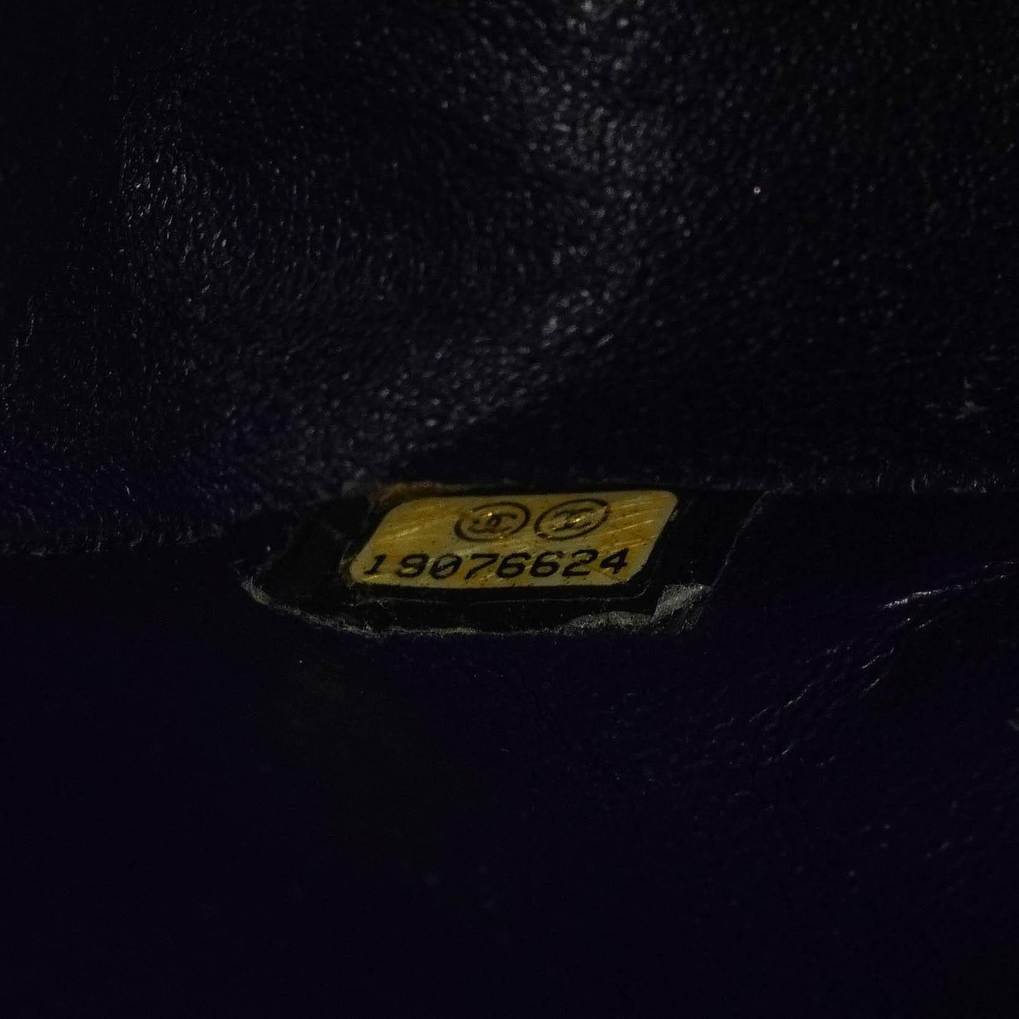 Chanel Klassische Medium Double Flap Tasche in Marineblau Gepolstertes Kaviarleder und Silberfarbene Beschläge