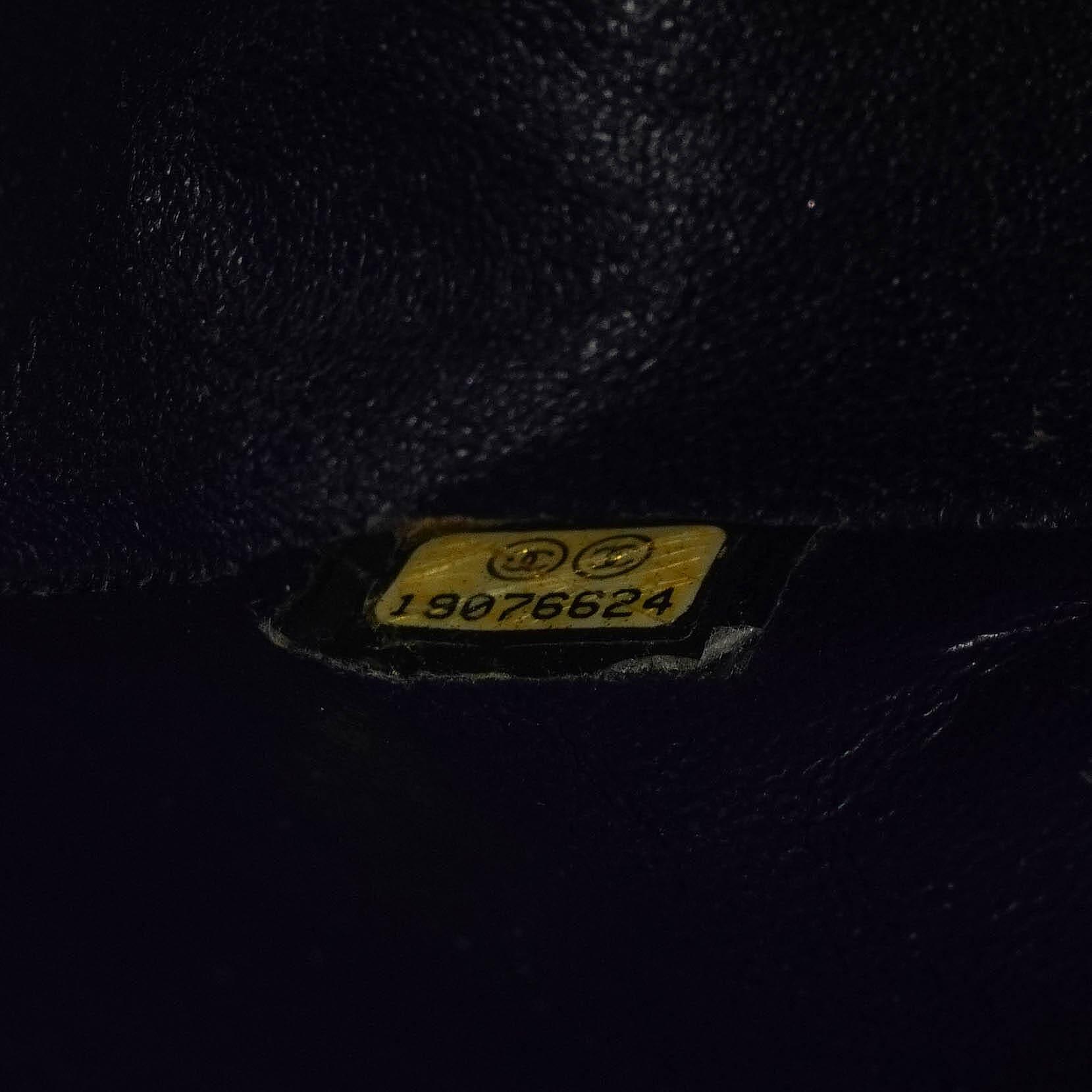 Chanel Klassische Medium Double Flap Tasche in Marineblau Gepolstertes Kaviarleder und Silberfarbene Beschläge