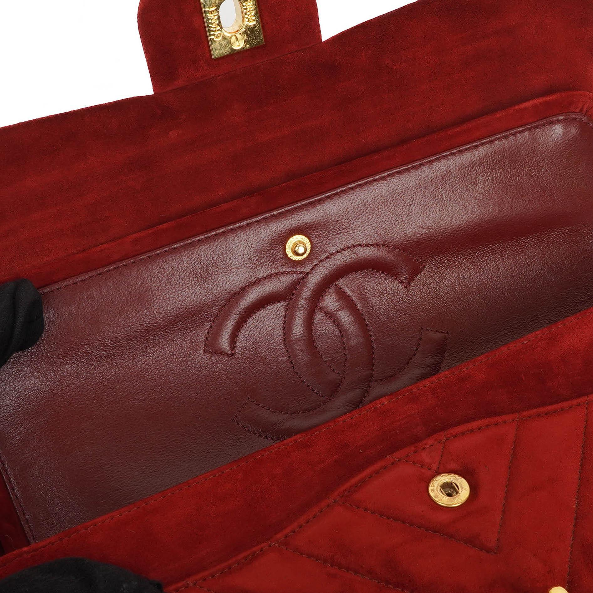 Chanel Classic Medium Double Flap Bag in Rot Gequiltetes Wildleder und 24K Goldbeschläge