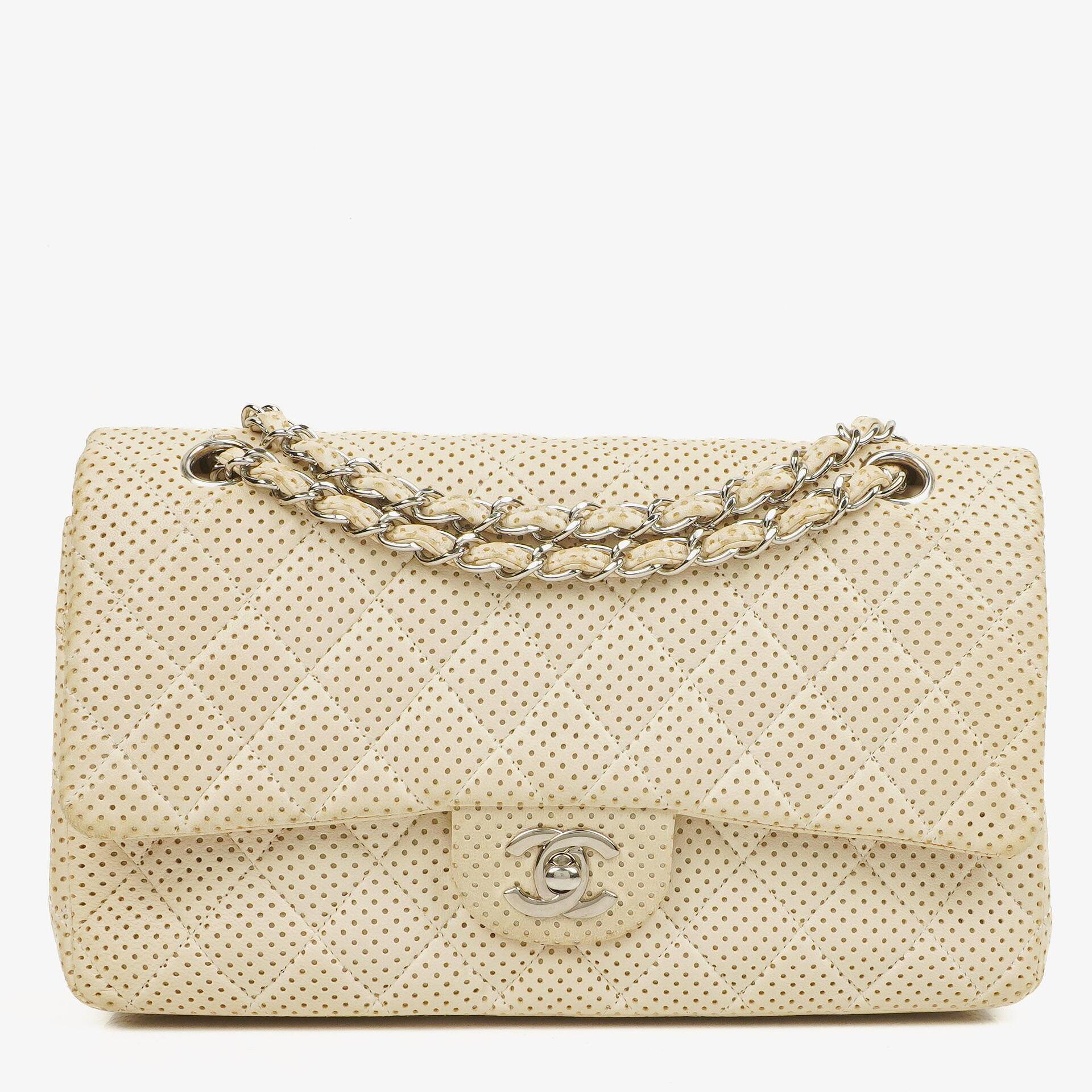 Chanel Classic Medium Doppelklappentasche aus perforiertem gestepptem Lammleder