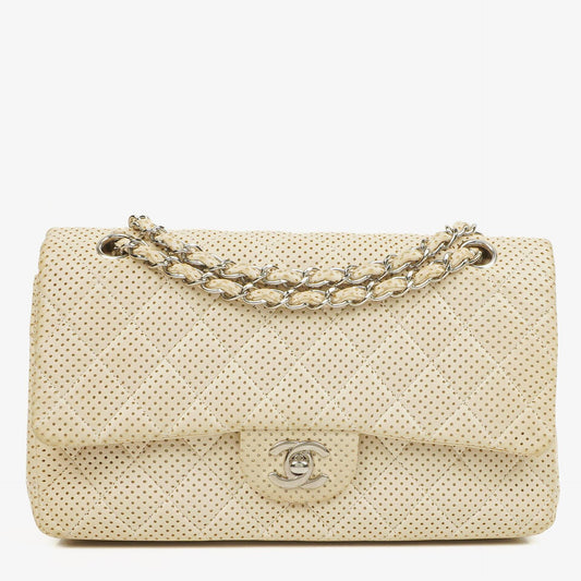 Chanel Classic Medium Doppelklappentasche aus perforiertem gestepptem Lammleder