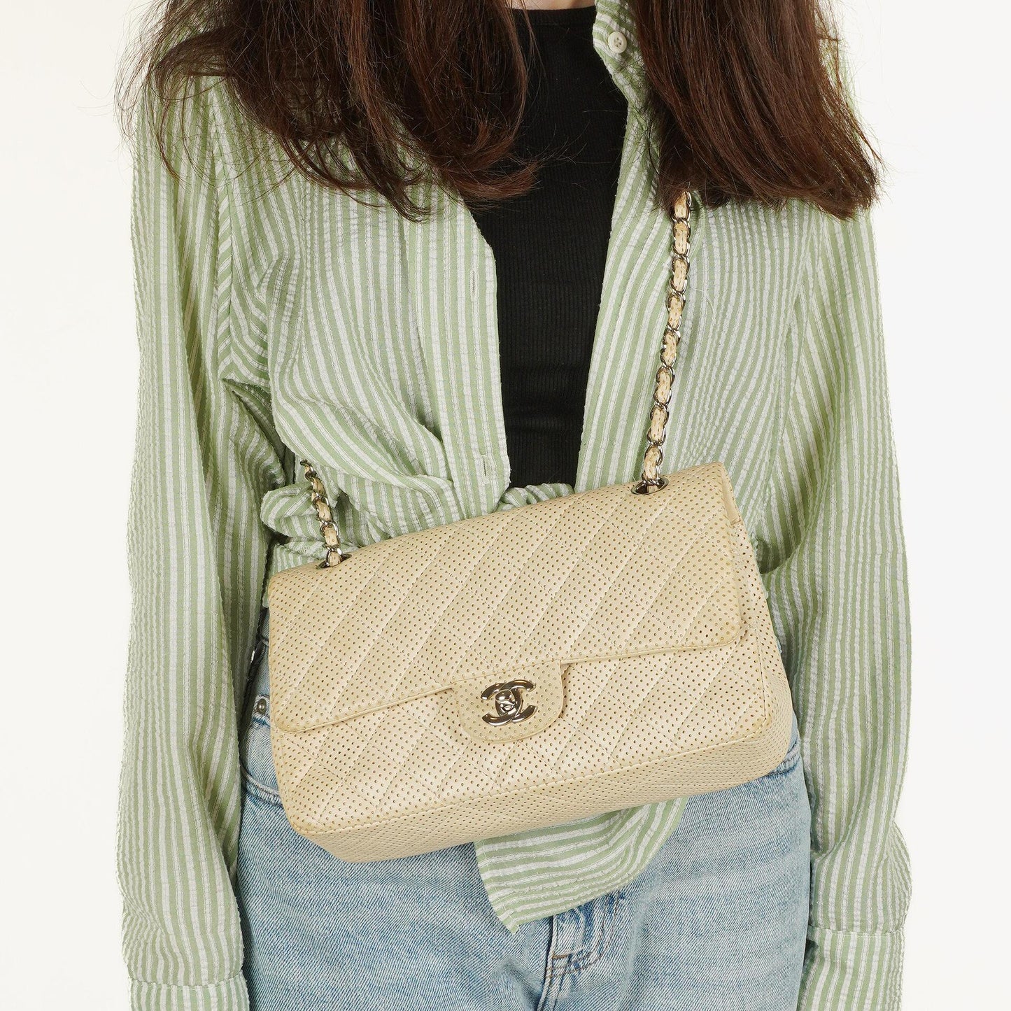 Chanel Classic Medium Doppelklappentasche aus perforiertem gestepptem Lammleder