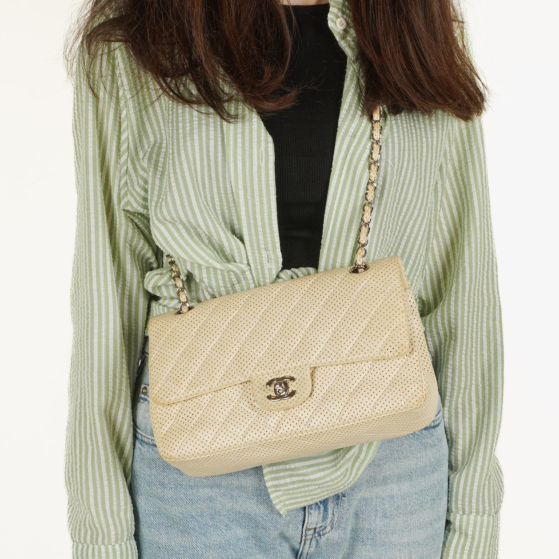 Chanel Classic Medium Doppelklappentasche aus perforiertem gestepptem Lammleder
