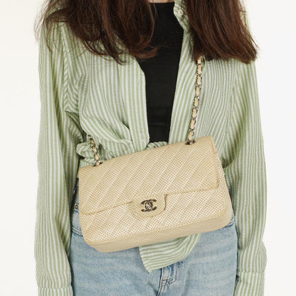 Chanel Classic Medium Doppelklappentasche aus perforiertem gestepptem Lammleder