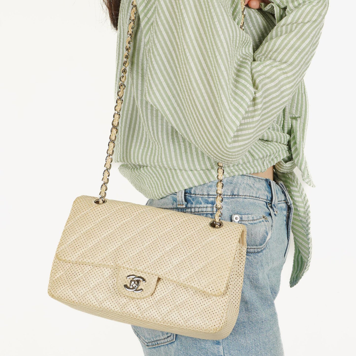 Chanel Classic Medium Doppelklappentasche aus perforiertem gestepptem Lammleder