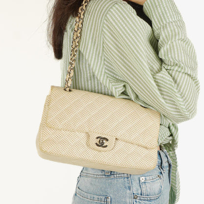 Chanel Classic Medium Doppelklappentasche aus perforiertem gestepptem Lammleder