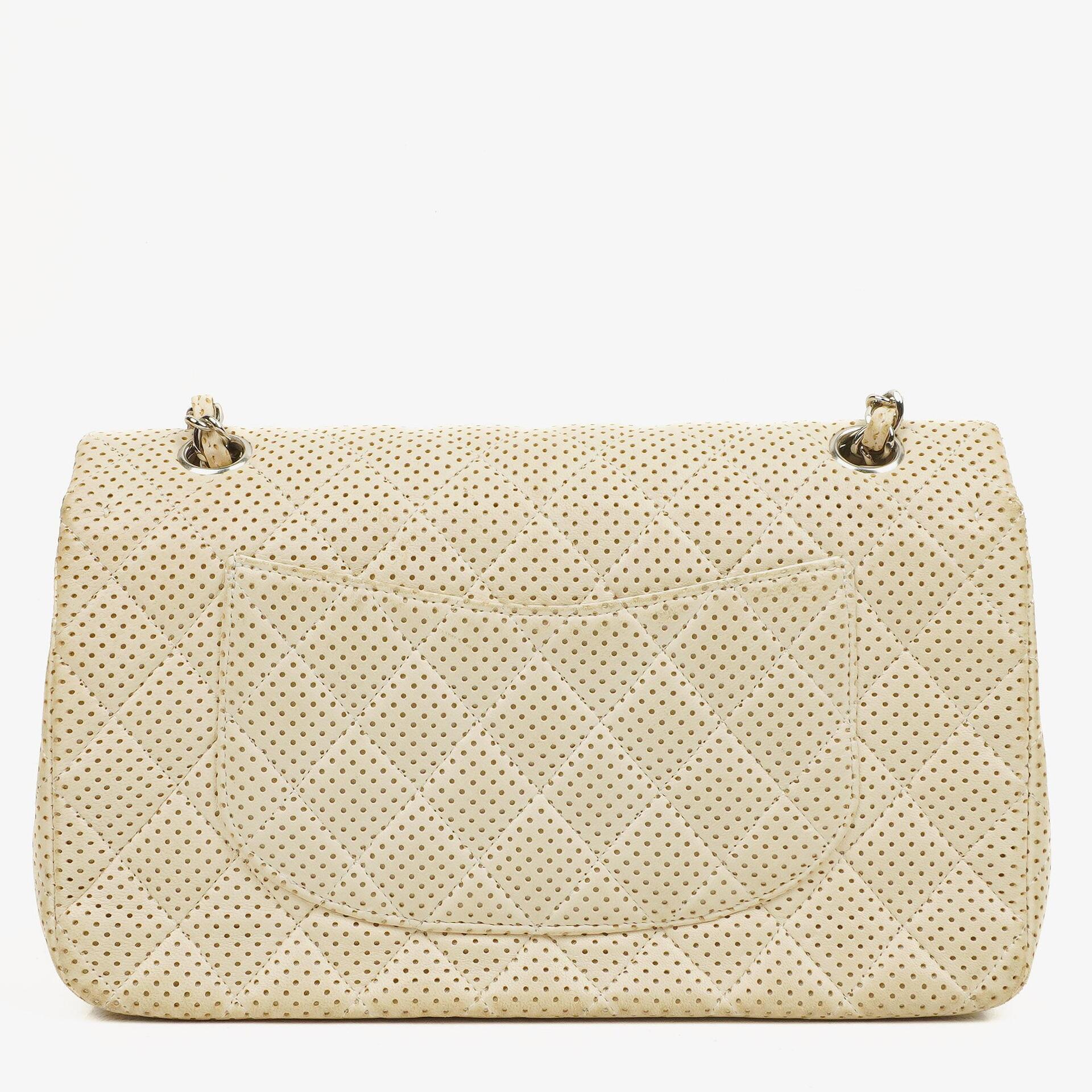 Chanel Classic Medium Doppelklappentasche aus perforiertem gestepptem Lammleder