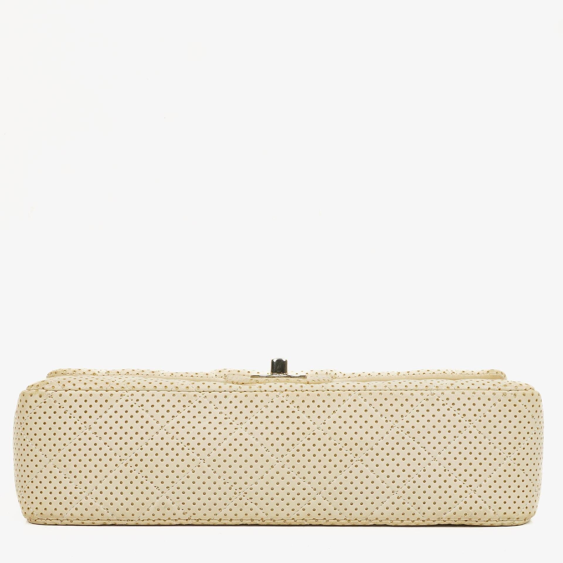Chanel Classic Medium Doppelklappentasche aus perforiertem gestepptem Lammleder