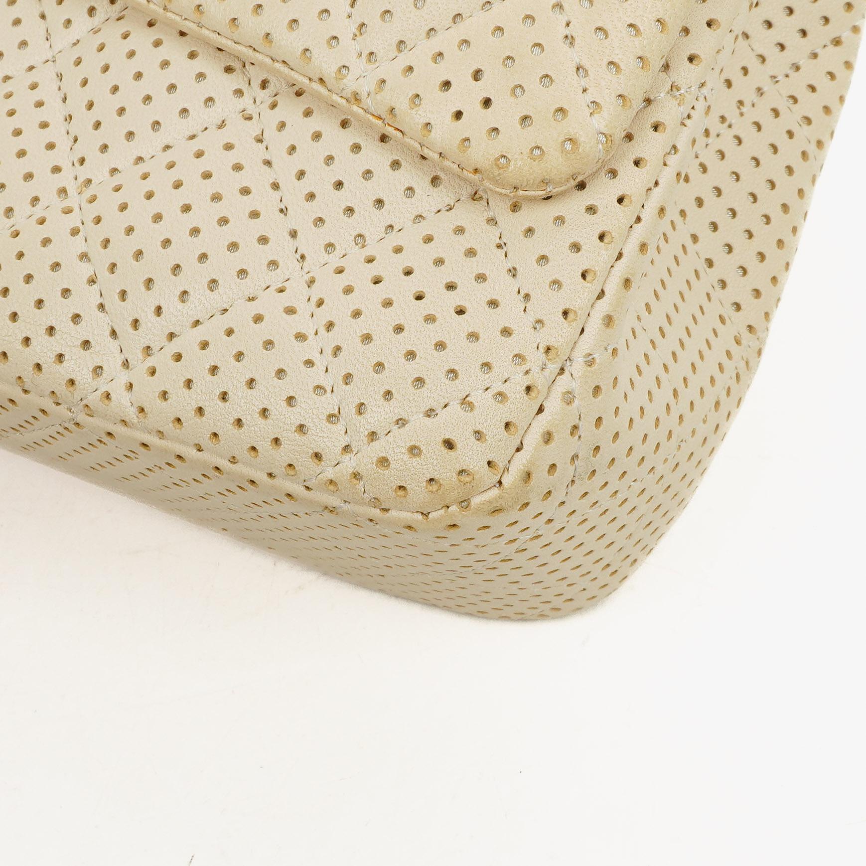 Chanel Classic Medium Doppelklappentasche aus perforiertem gestepptem Lammleder