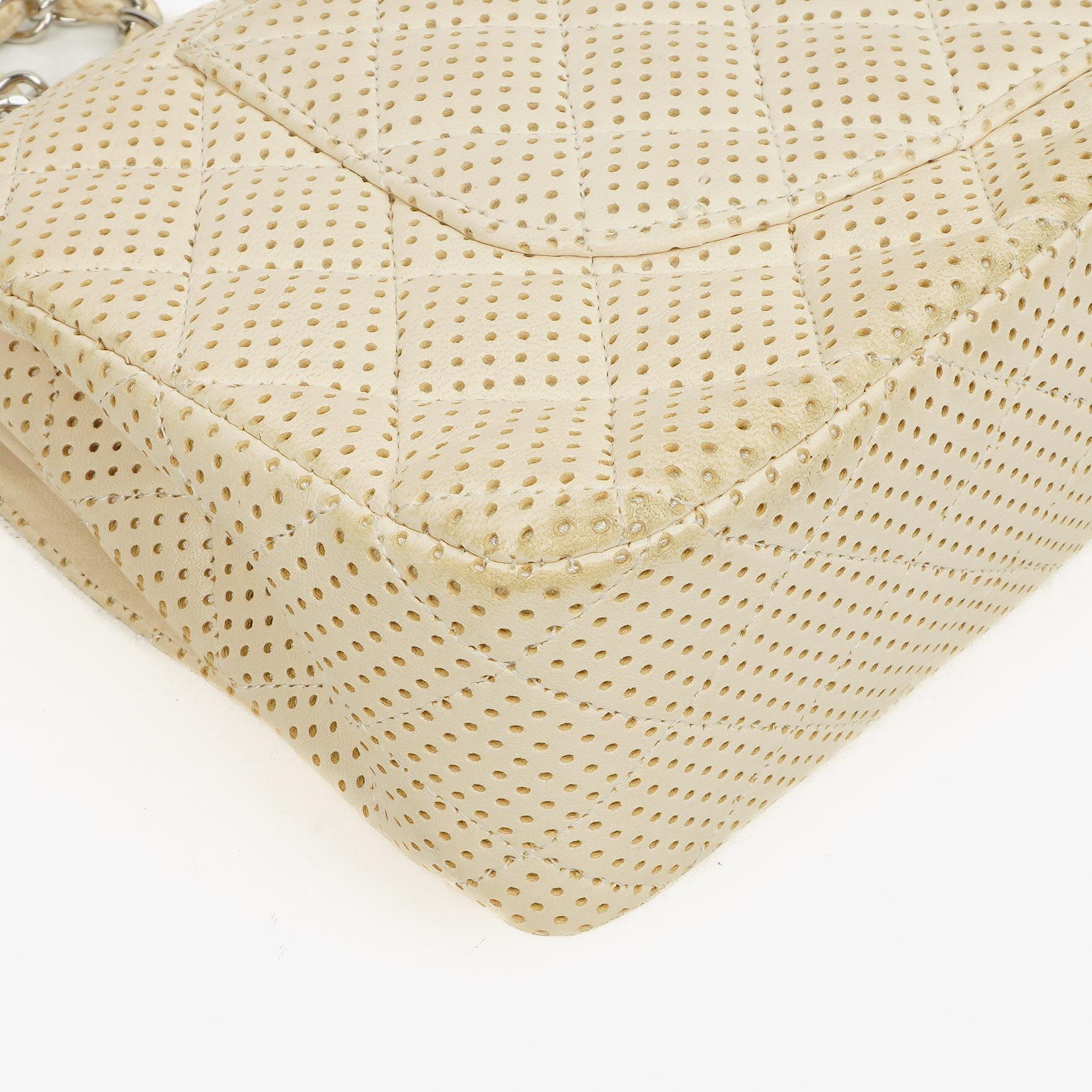 Chanel Classic Medium Doppelklappentasche aus perforiertem gestepptem Lammleder