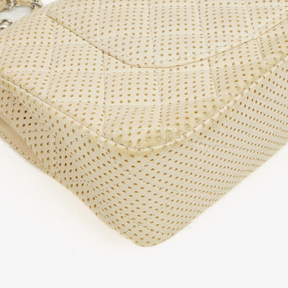Chanel Classic Medium Doppelklappentasche aus perforiertem gestepptem Lammleder
