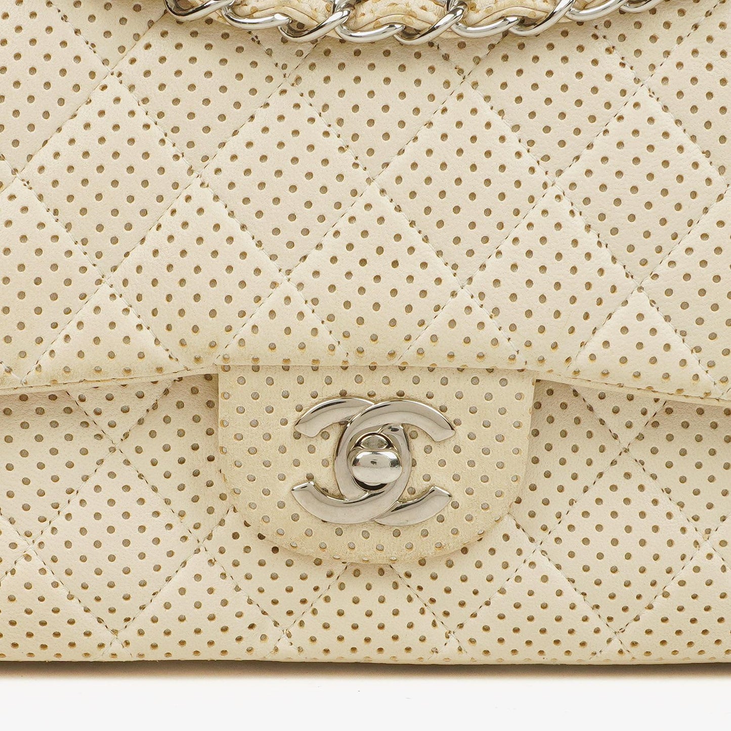 Chanel Classic Medium Doppelklappentasche aus perforiertem gestepptem Lammleder