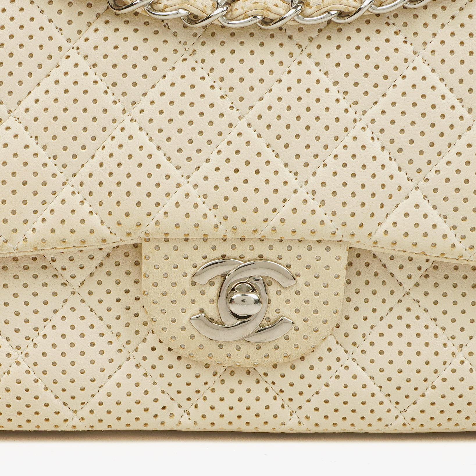 Chanel Classic Medium Doppelklappentasche aus perforiertem gestepptem Lammleder