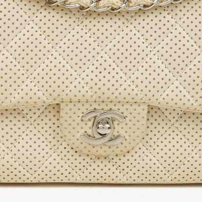 Chanel Classic Medium Doppelklappentasche aus perforiertem gestepptem Lammleder