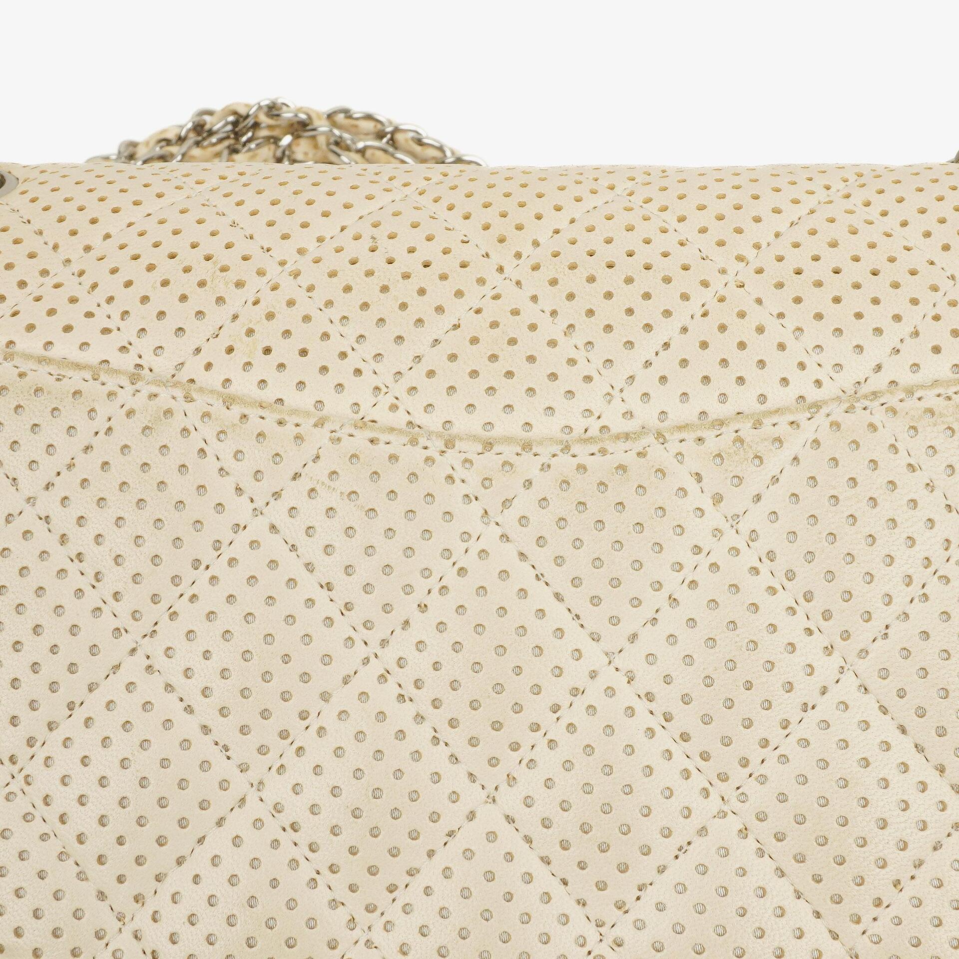 Chanel Classic Medium Doppelklappentasche aus perforiertem gestepptem Lammleder