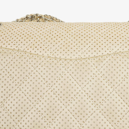 Chanel Classic Medium Doppelklappentasche aus perforiertem gestepptem Lammleder