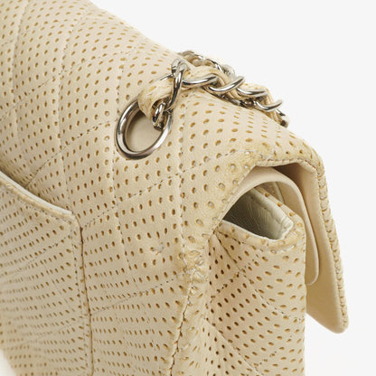 Chanel Classic Medium Doppelklappentasche aus perforiertem gestepptem Lammleder