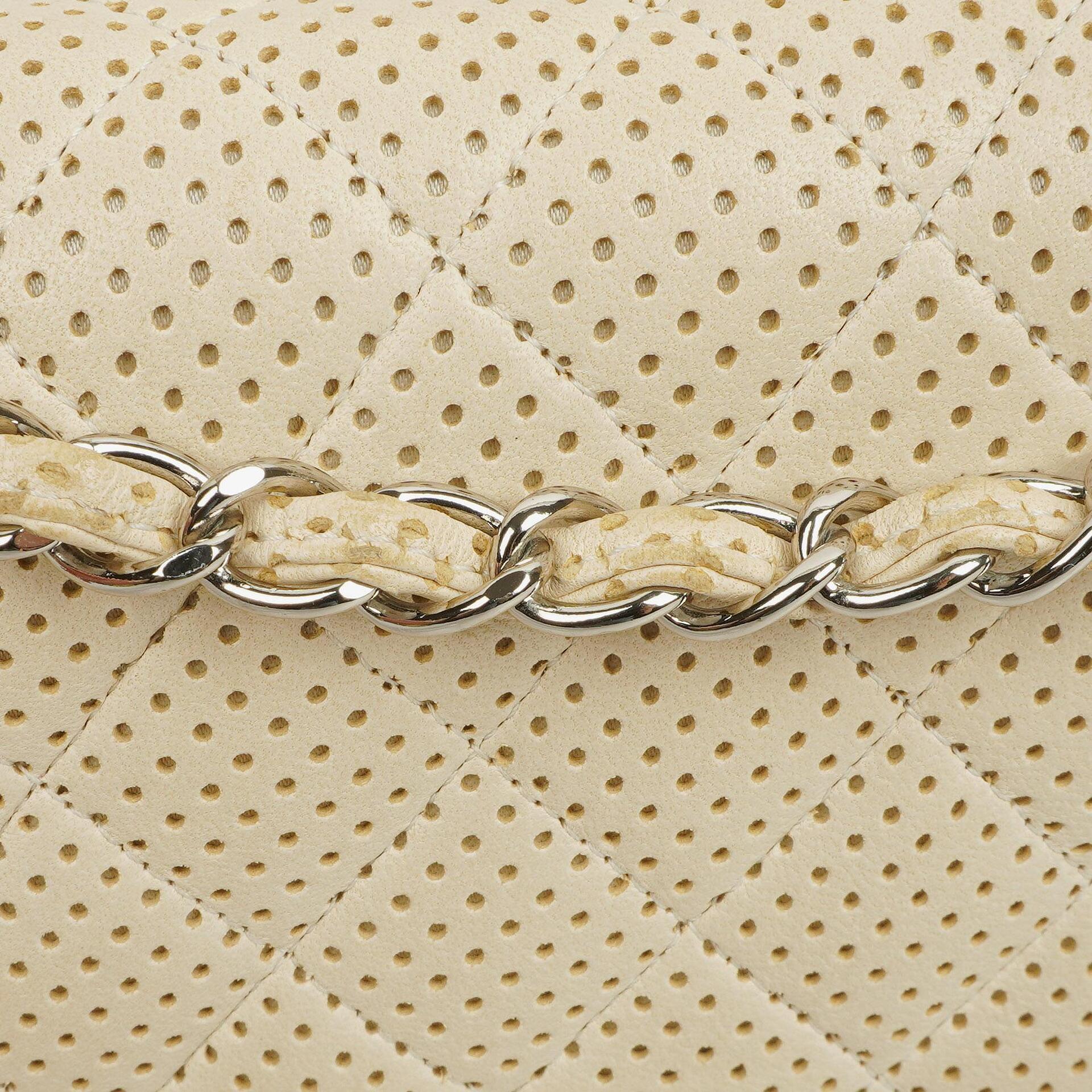 Chanel Classic Medium Doppelklappentasche aus perforiertem gestepptem Lammleder