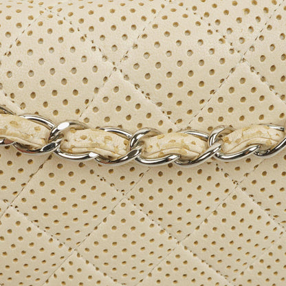 Chanel Classic Medium Doppelklappentasche aus perforiertem gestepptem Lammleder