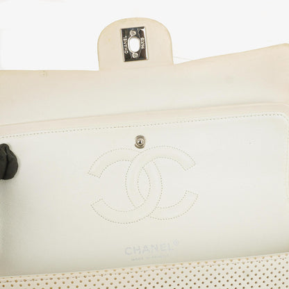 Chanel Classic Medium Doppelklappentasche aus perforiertem gestepptem Lammleder