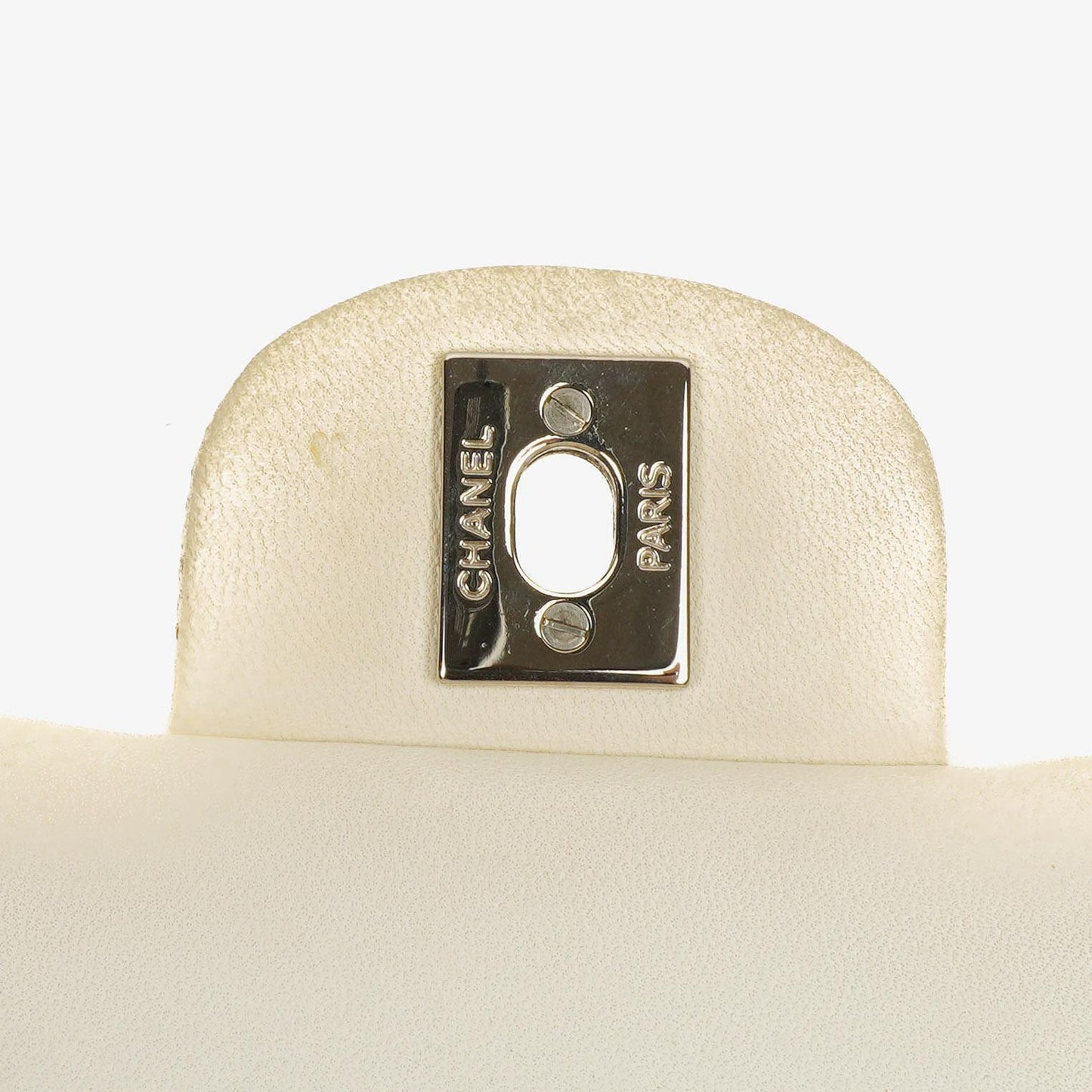 Chanel Classic Medium Doppelklappentasche aus perforiertem gestepptem Lammleder