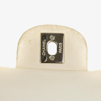 Chanel Classic Medium Doppelklappentasche aus perforiertem gestepptem Lammleder