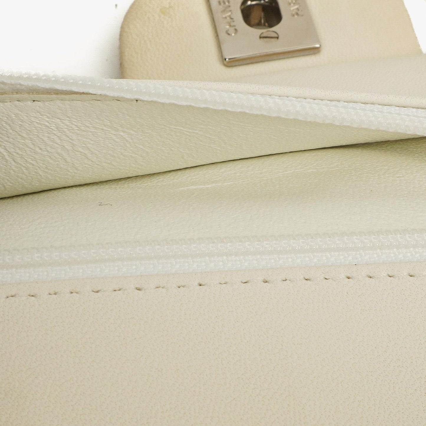 Chanel Classic Medium Doppelklappentasche aus perforiertem gestepptem Lammleder