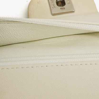 Chanel Classic Medium Doppelklappentasche aus perforiertem gestepptem Lammleder