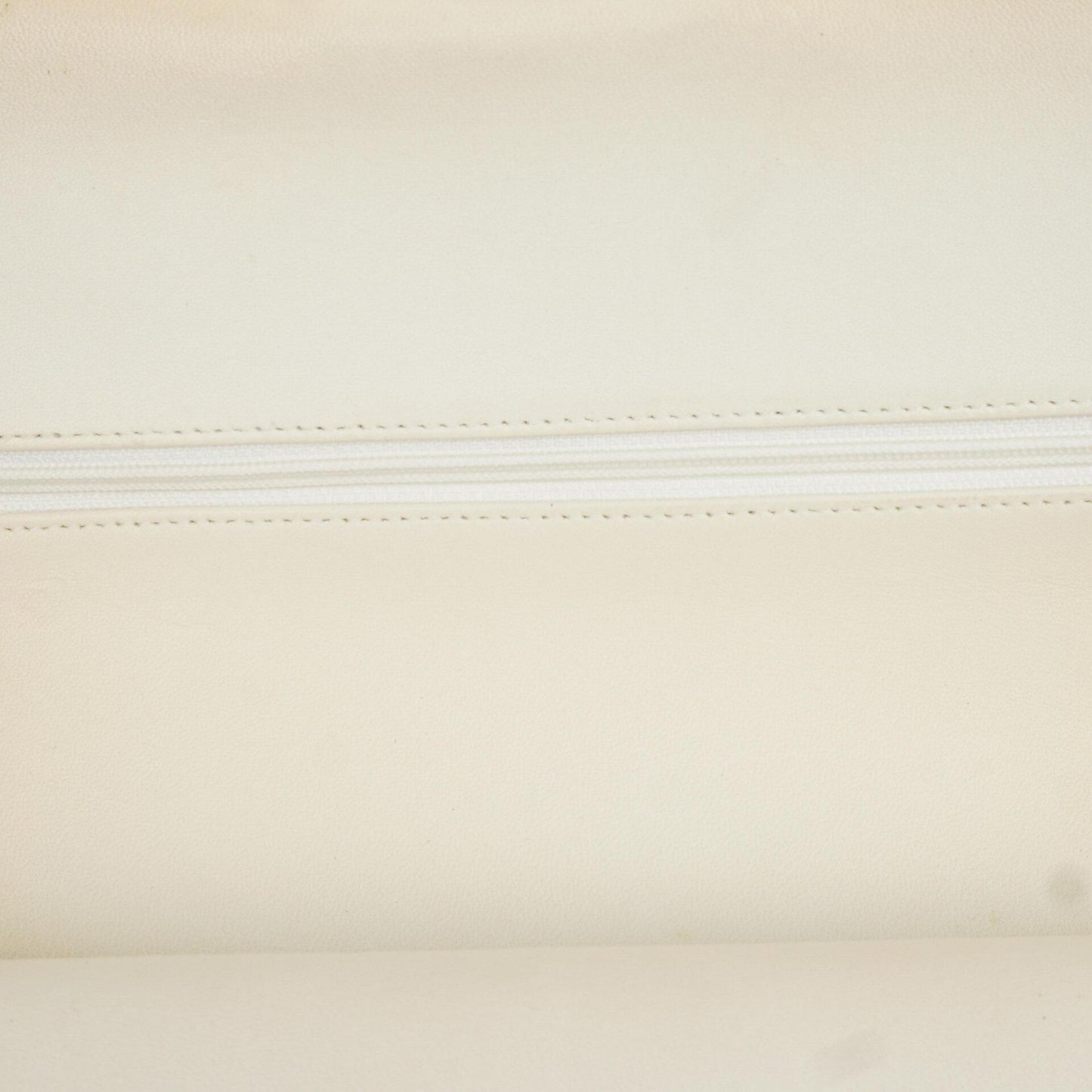 Chanel Classic Medium Doppelklappentasche aus perforiertem gestepptem Lammleder