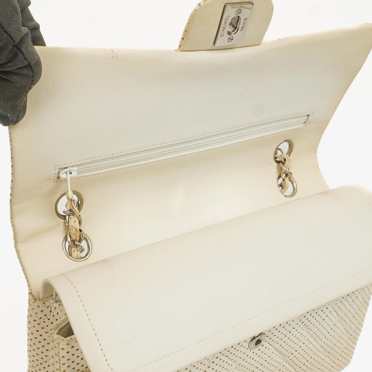 Chanel Classic Medium Doppelklappentasche aus perforiertem gestepptem Lammleder