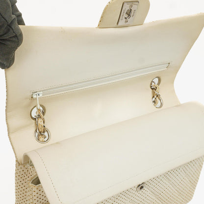 Chanel Classic Medium Doppelklappentasche aus perforiertem gestepptem Lammleder