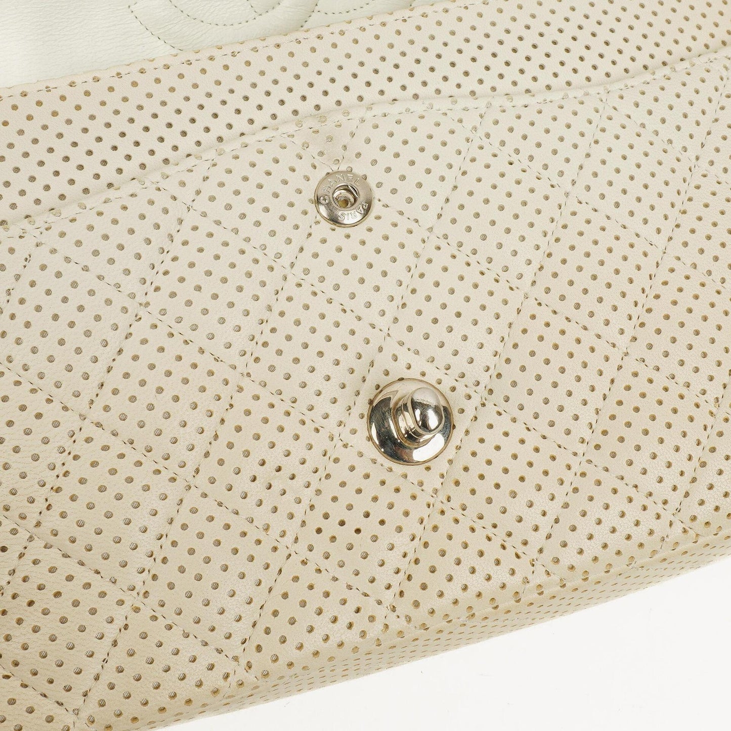 Chanel Classic Medium Doppelklappentasche aus perforiertem gestepptem Lammleder