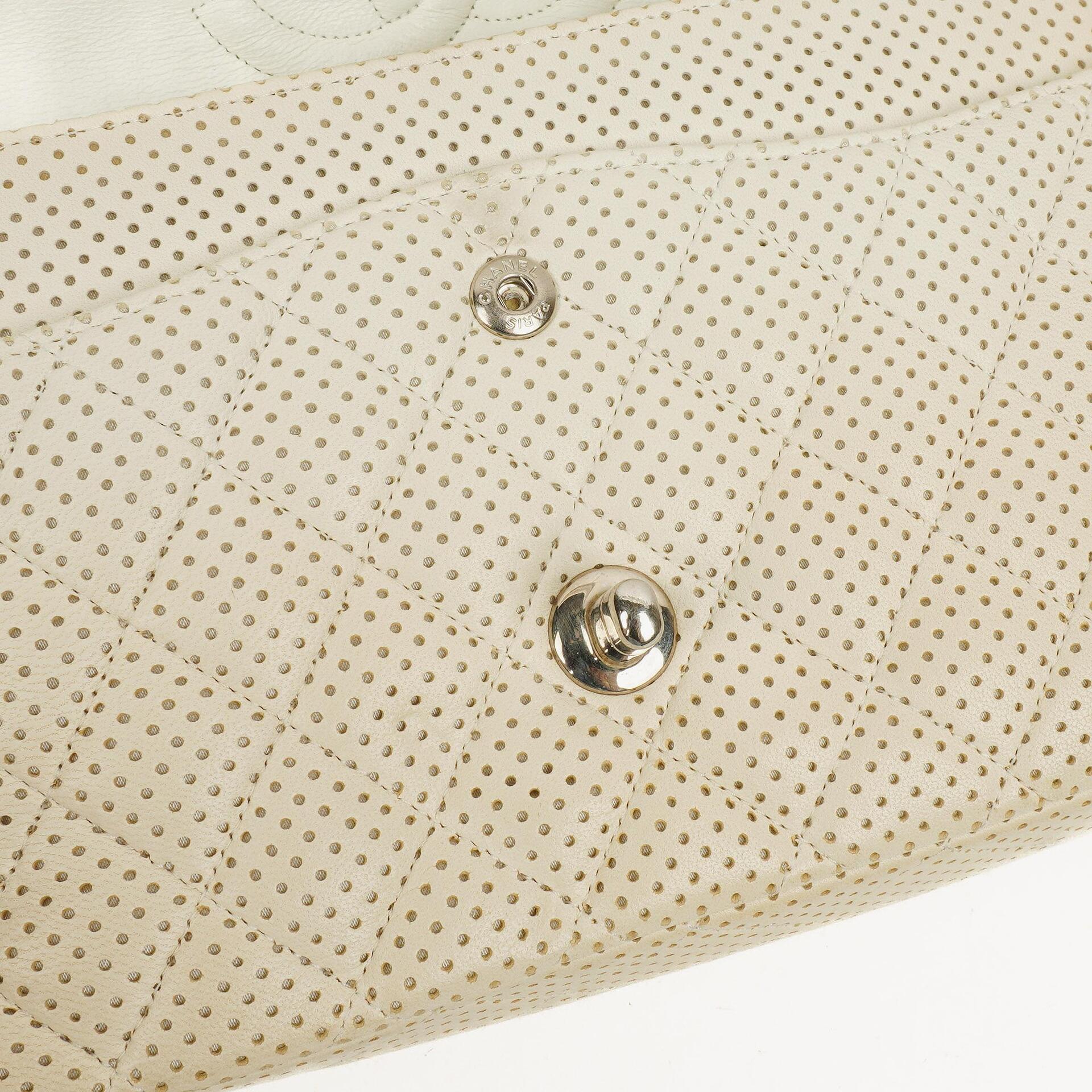 Chanel Classic Medium Doppelklappentasche aus perforiertem gestepptem Lammleder