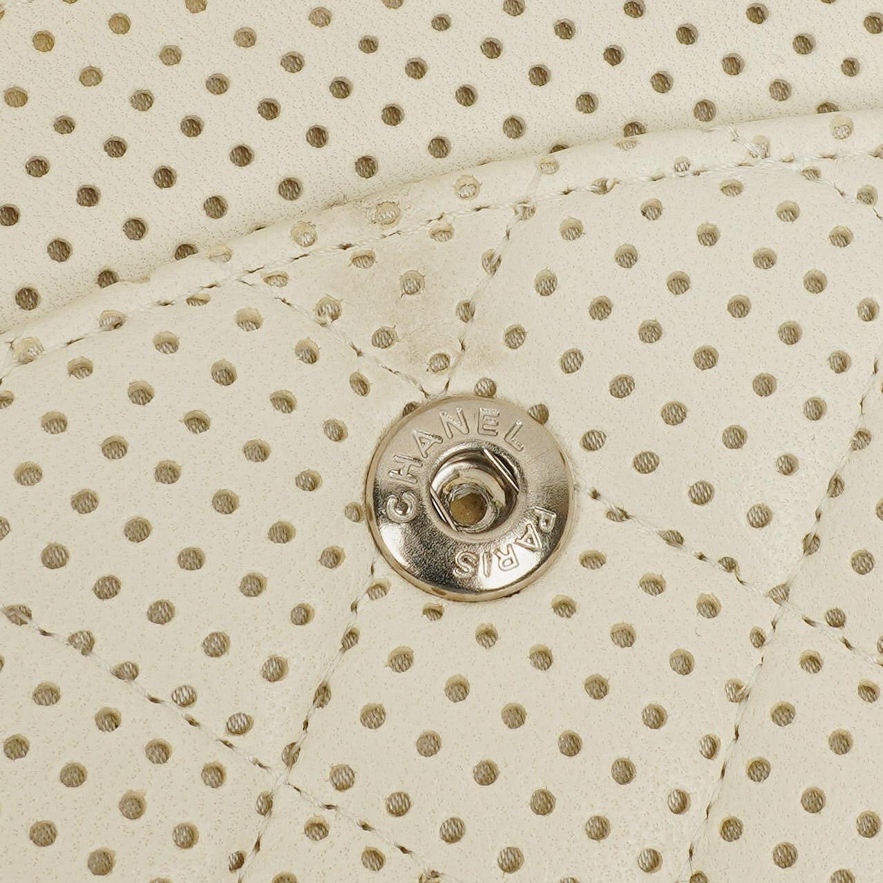 Chanel Classic Medium Doppelklappentasche aus perforiertem gestepptem Lammleder