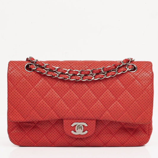 Chanel Classic Medium Double Flap Tasche aus rotem perforiertem gestepptem Lammleder