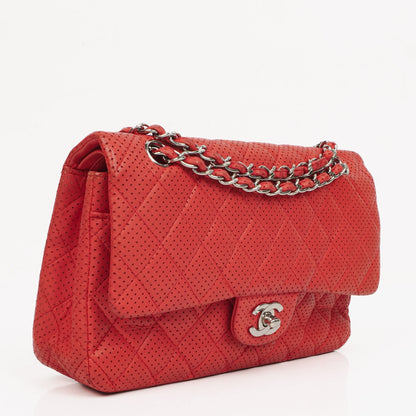 Chanel Classic Medium Double Flap Tasche aus rotem perforiertem gestepptem Lammleder