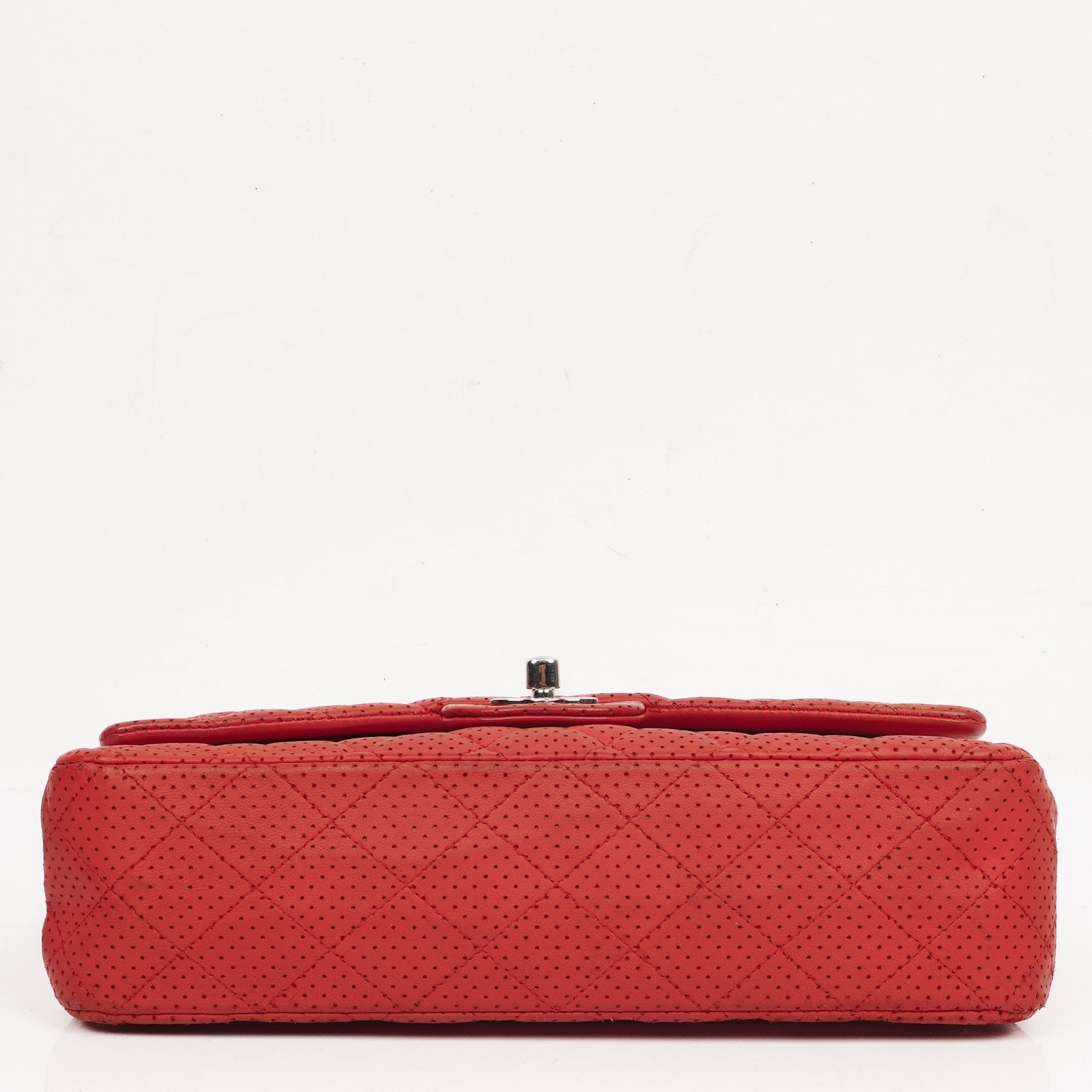 Chanel Classic Medium Double Flap Tasche aus rotem perforiertem gestepptem Lammleder